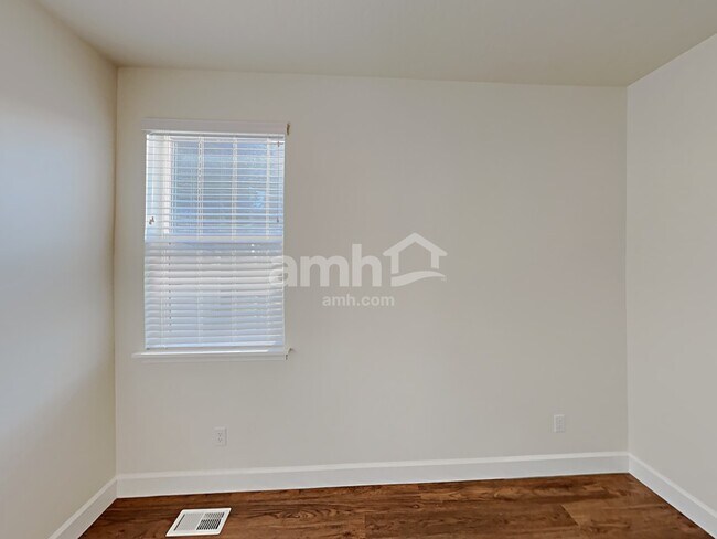 Building Photo - 3055 E N Vlg Dr