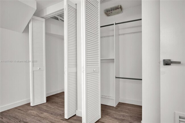 Building Photo - 4332 Collins Ave