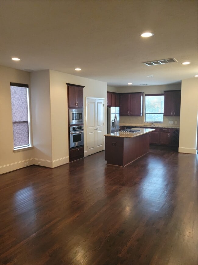 Building Photo - 703 St Charles St