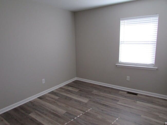 Building Photo - Charming 2BD/1BA Garden-Style Apartment