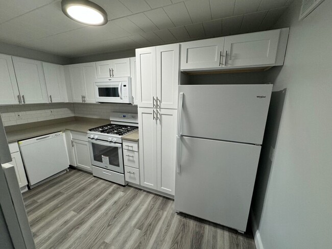 Building Photo - 908 Erdner Ave