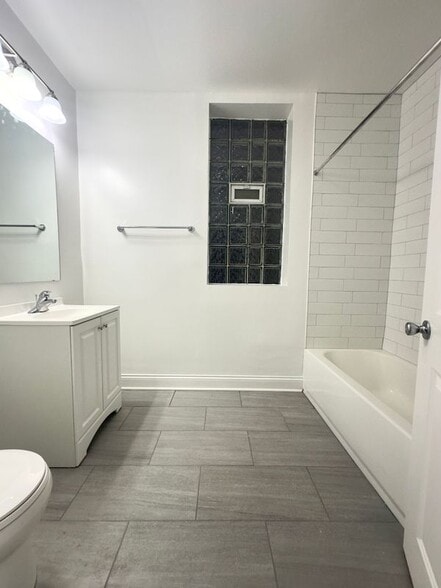 Building Photo - 908 W Montrose Ave