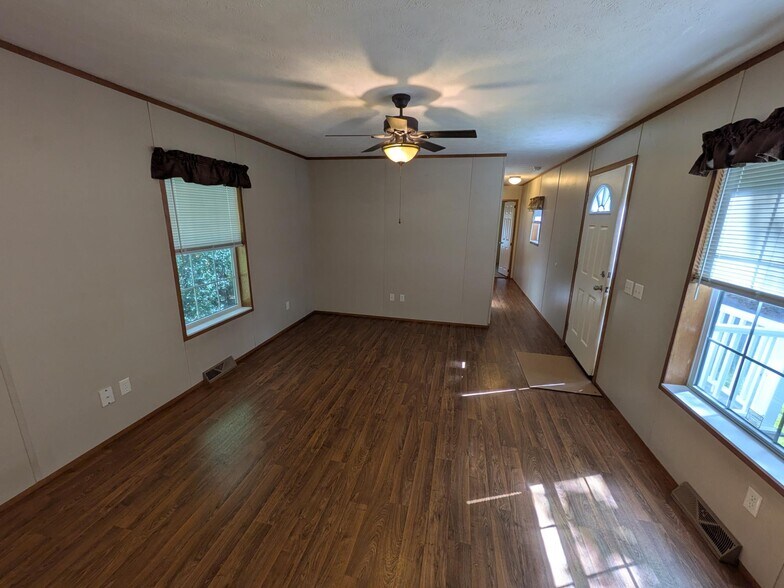 Building Photo - 204 Pine Grove Dr
