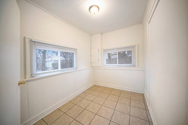 Building Photo - 401 Pauline Blvd