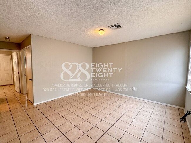Building Photo - 1/2 OFF 1ST MONTH'S RENT! 2 Bed/1 Bath Tri-plex Home in Noble