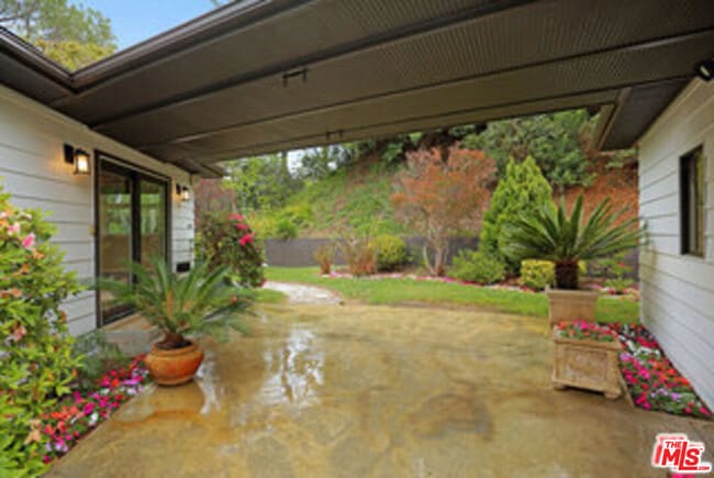 Building Photo - 8049 Briar Summit Dr