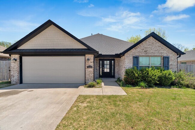 Building Photo - 3 Bed 2 Bath Home near Stonebridge Meadows Country Club