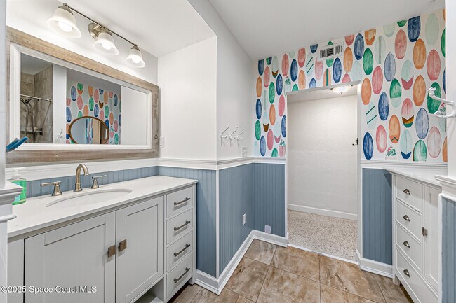 Building Photo - 285 Le Jeune Dr