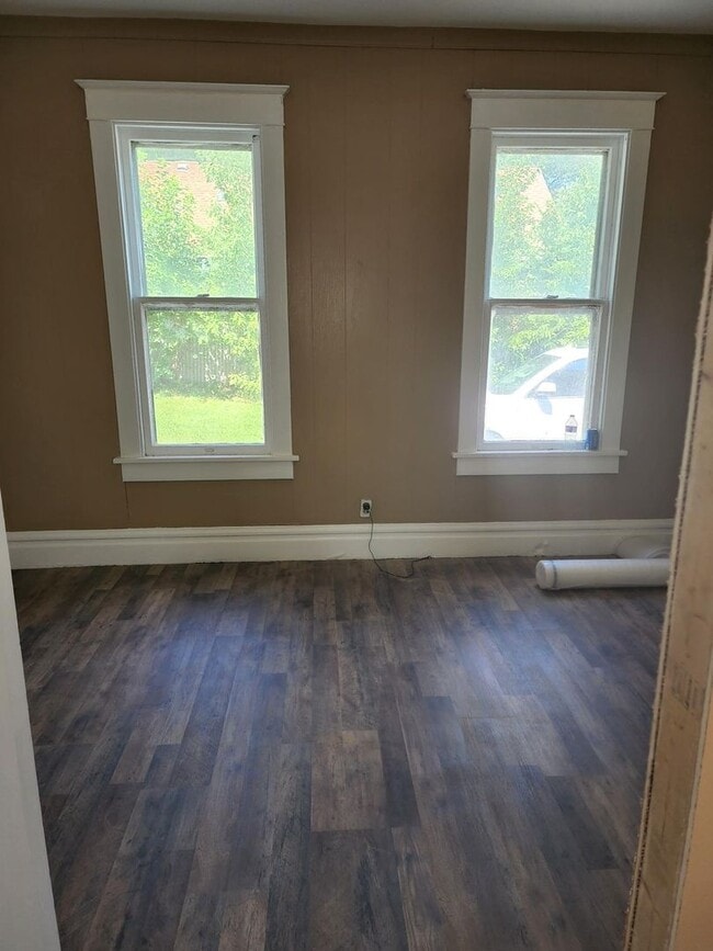 Building Photo - Large 4 Bedroom House