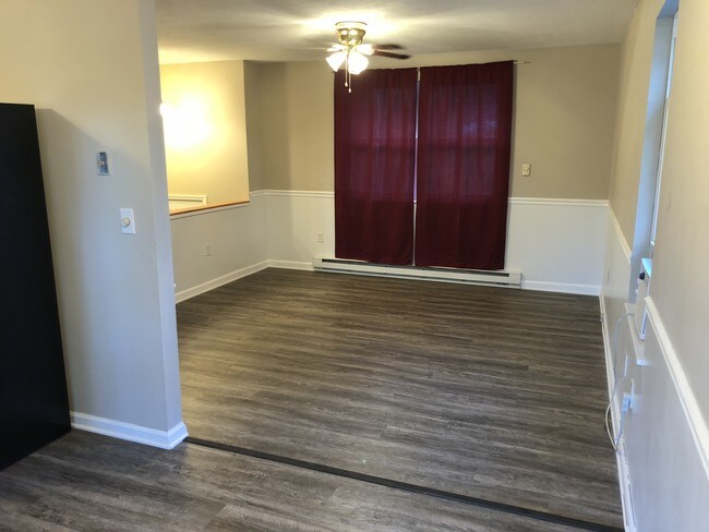 living room - 3087 Meadowview Dr