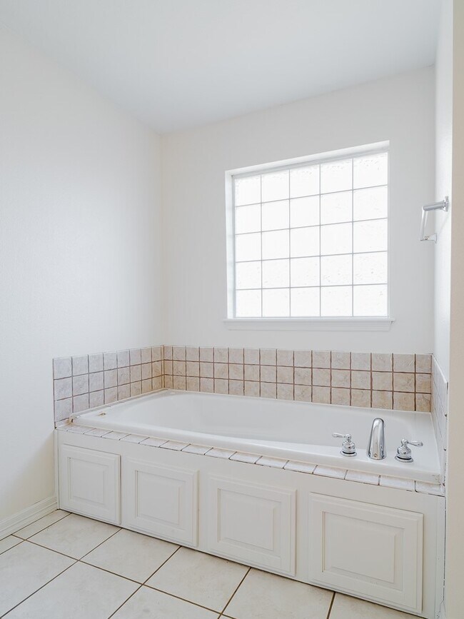 Building Photo - 2309 SW Primrose Ave