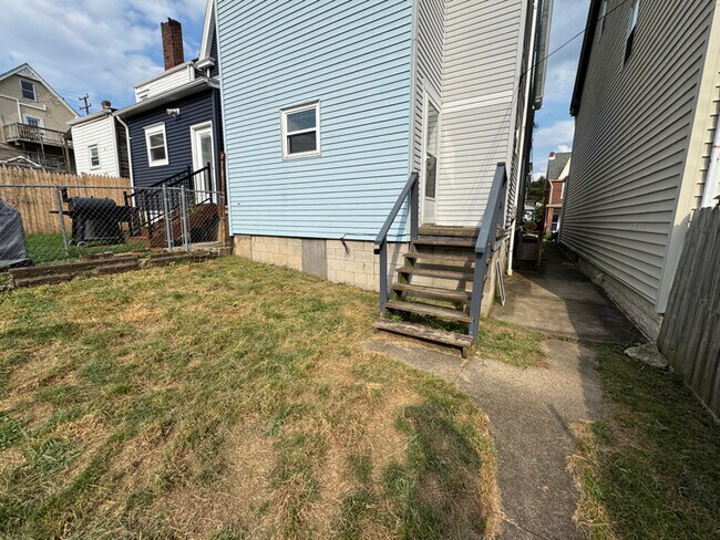 Building Photo - 724 Wills St