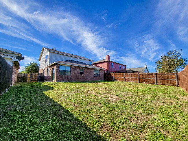 Building Photo - Huge home in Fort Worth 5 bedrooms & more!