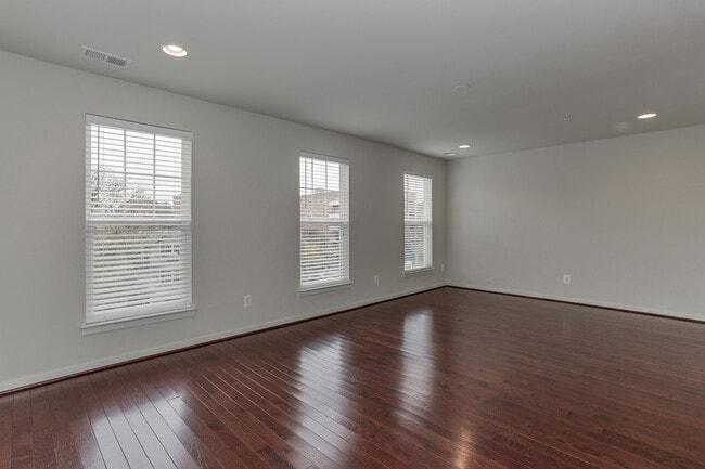 Building Photo - Gorgeous Townhome/Great Location!