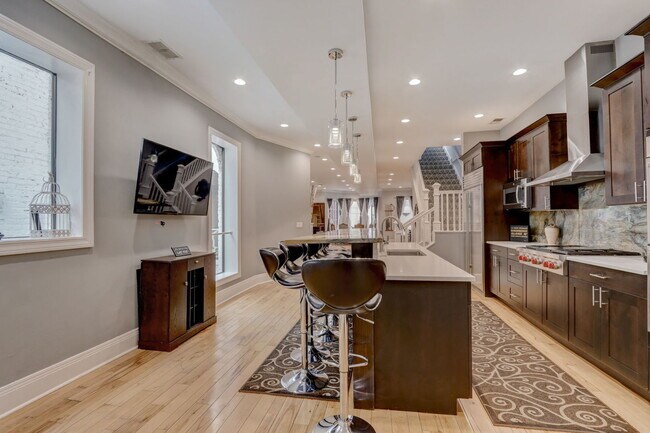 Building Photo - 22 W Ontario St