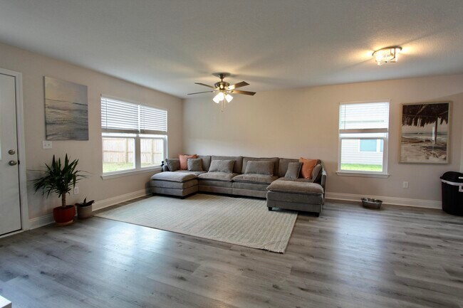 Building Photo - 5366 Highview Dr