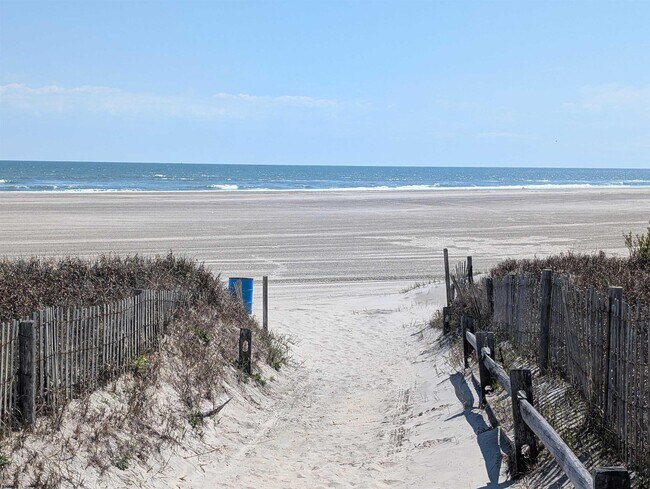 Building Photo - 3801 Boardwalk