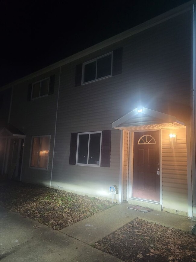 Building Photo - 4 bedroom, 1.5 bathrooms townhouse