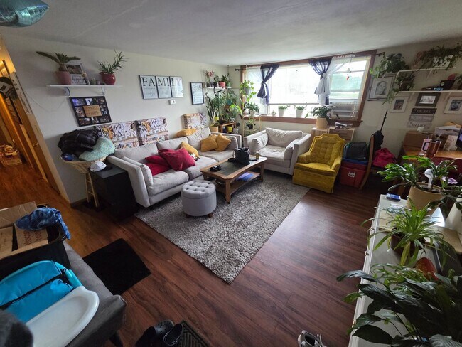 Building Photo - Available August! - 2 Bed 1 Bath Apartment