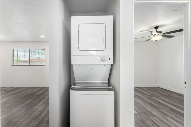 Building Photo - Two Bedroom with Washer/dryer! - 4 Weeks of Free Rent!
