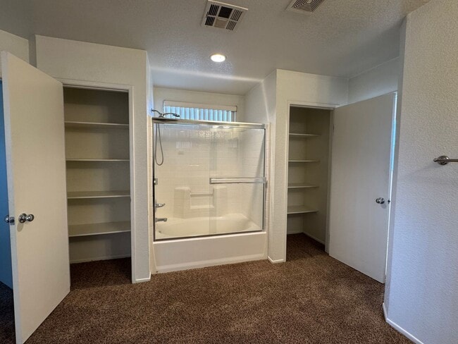 Building Photo - Spacious 3 Bedroom Home in Victorville