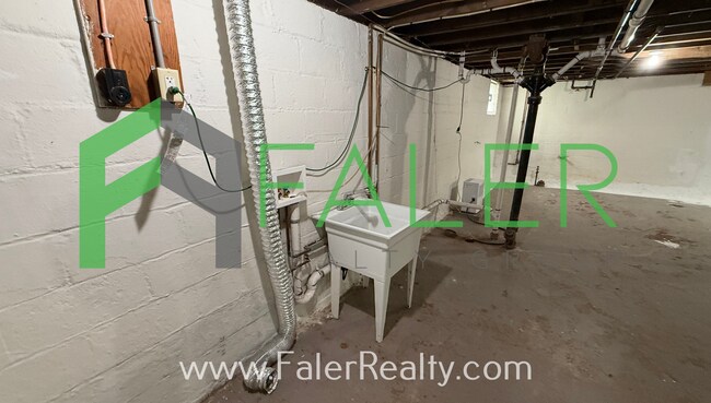 Building Photo - Show-stopping rental available!