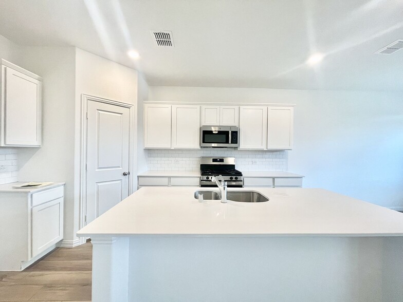 Building Photo - 1217 Sassafras Dr
