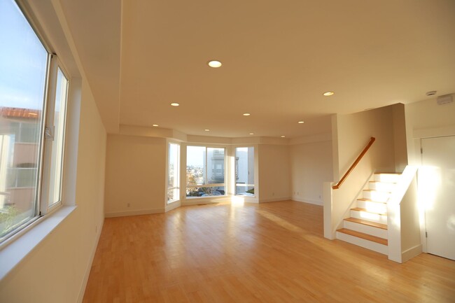 Building Photo - Bayview: Modern Townhome 4 bedroom 2 1/2 B...