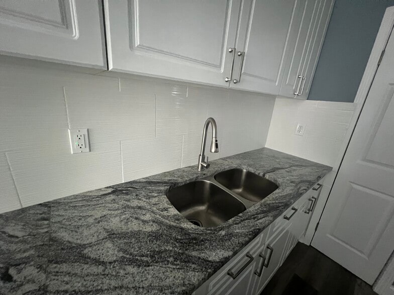 Building Photo - 7560 Taylor Rd