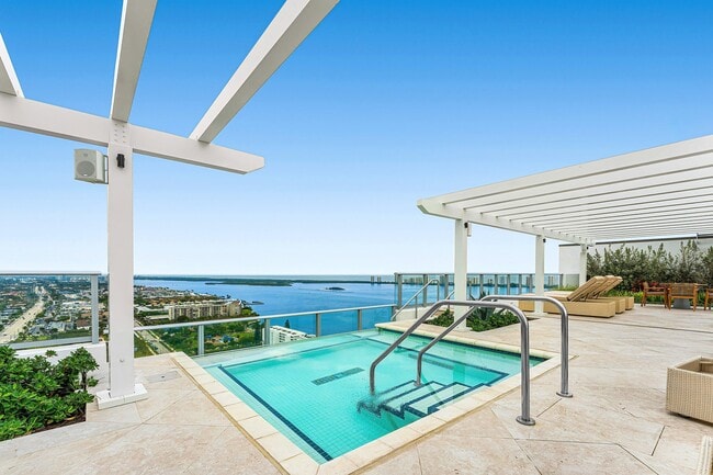 Building Photo - 220 Lake Shore Dr