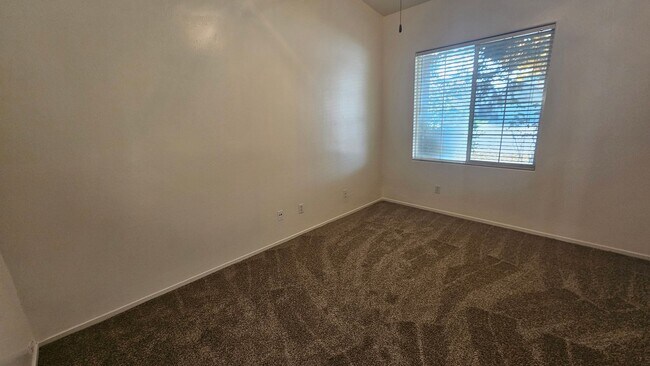 Building Photo - Great SW Location