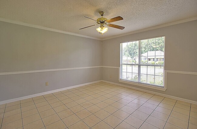 Building Photo - 210 Easy St