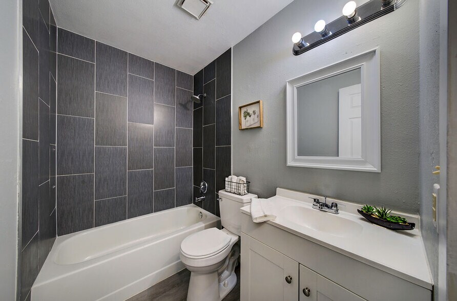 Building Photo - 2185 Ambleside Dr