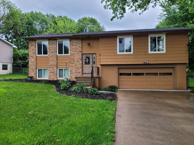 Building Photo - Coralville 4 bedroom 2.5 bath, 2 stall attached garage, fenced yard!