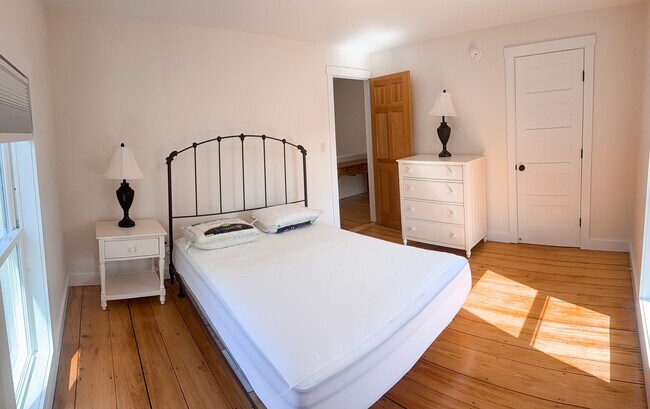 Building Photo - 1004 Main St