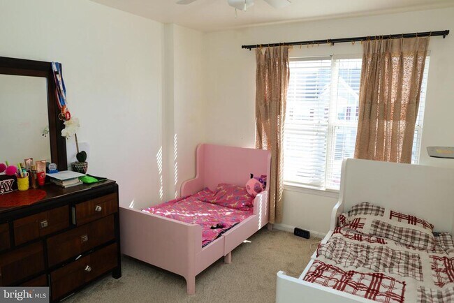 Building Photo - 3953 Hartlake St