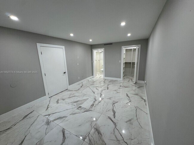 Building Photo - 15011 Coconut Ct
