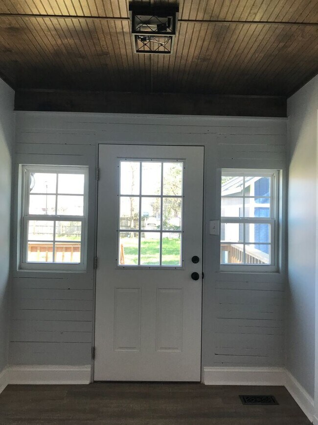 Building Photo - 1001 S 8th St