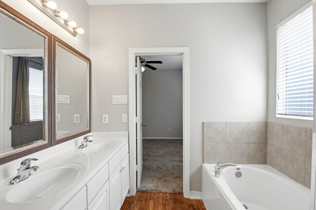 Building Photo - 930 Sterling Creek Cir