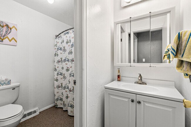 Building Photo - Great Location in Lakewood!