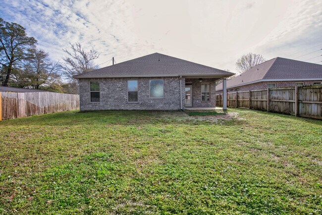 Building Photo - 702 Shady Ln Dr