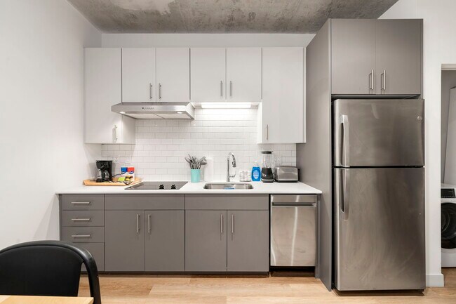 Building Photo - Cozy Studio Suite, Steps from River North & Shops