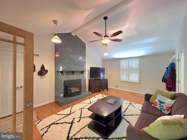 Building Photo - 10930 Howland Dr