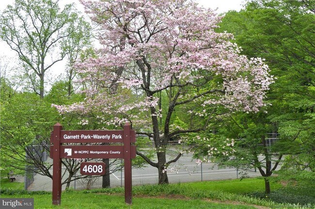 Building Photo - 10631 Montrose Ave