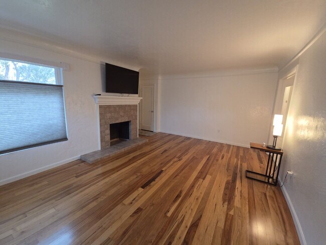 Building Photo - Elegant home with classic charm