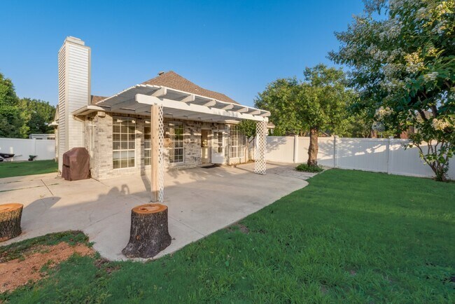 Building Photo - Beautiful 3-2 on unbelievable corner lot w...