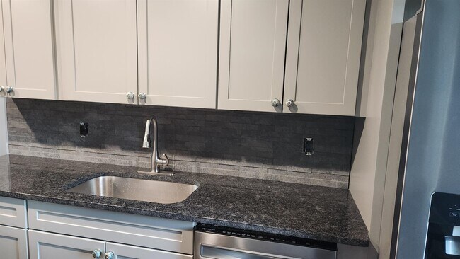 Building Photo - 19 Metacomet Lake Dr