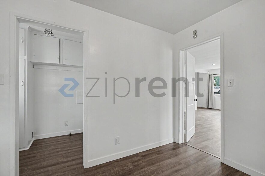 Building Photo - Unit