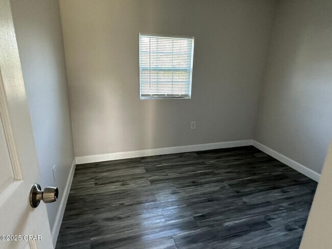 Building Photo - 619 E 8th Pl