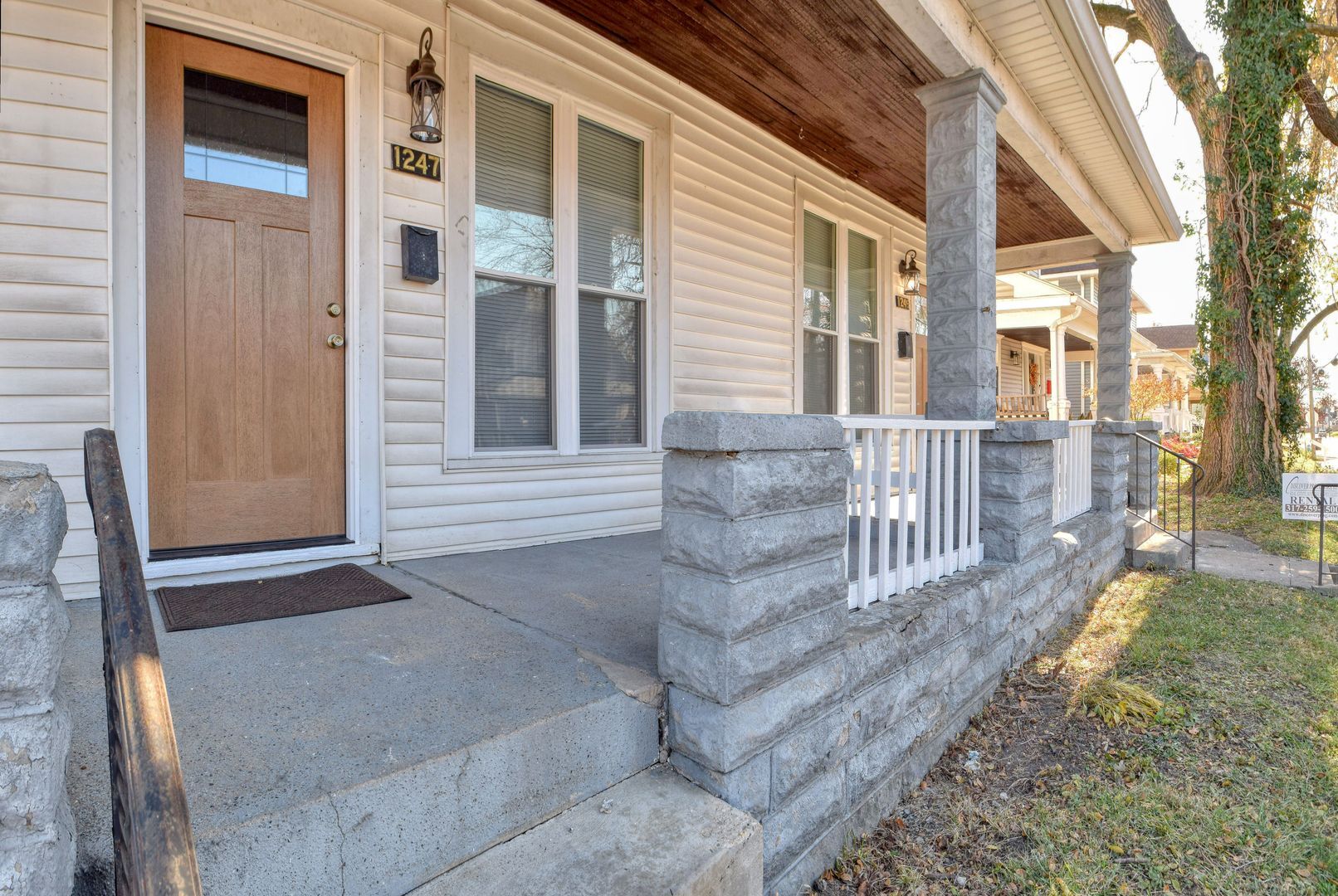 Building Photo - Newly Remodeled 3BR/1.5BA Townhome - Bates Hendricks